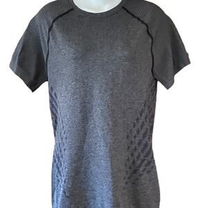 Gymshark Size Medium Gray Short Sleeve Shirt